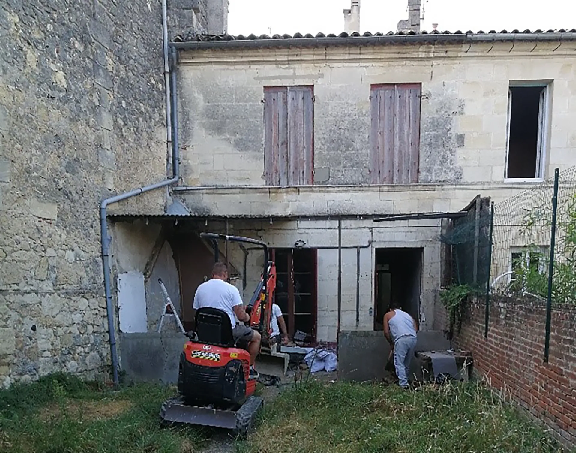 Aménagements extérieurs : façade, terrasse et piscine pour un cadre de vie sublimé