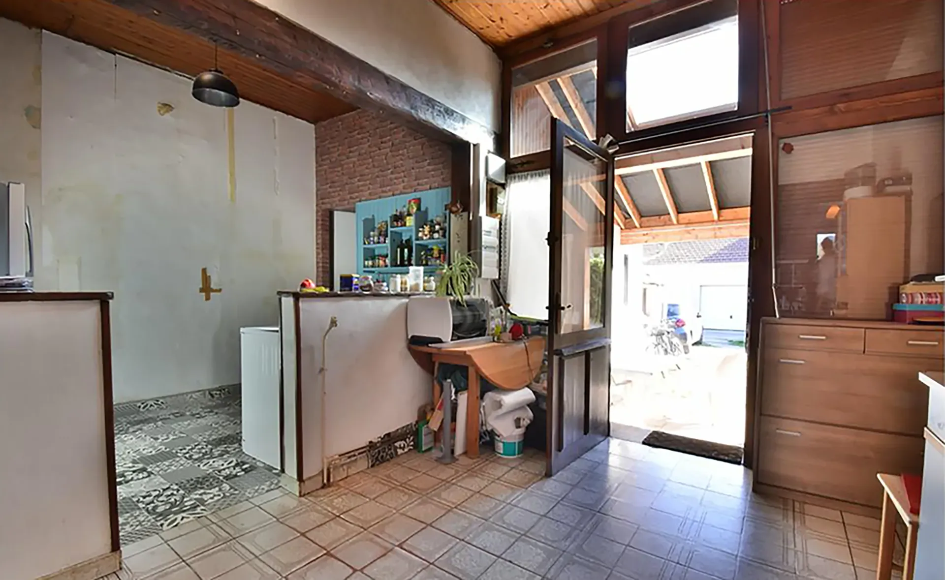 Rénovation cuisine maison Aucamville - Cuisine fermée et sombre avant transformation