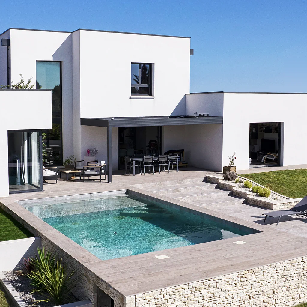Extension à toit plat au style minimaliste avec grandes baies vitrées et lignes épurées