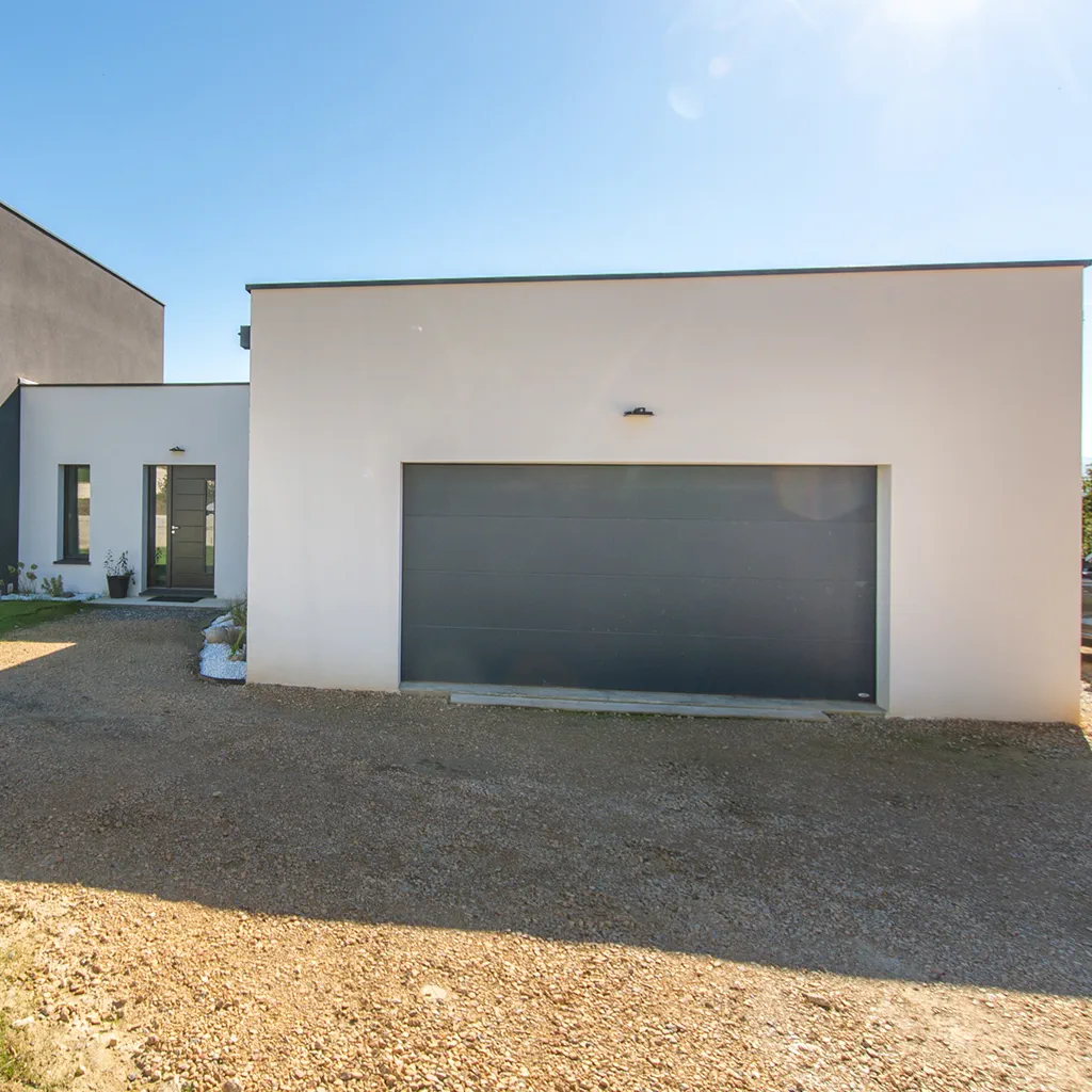 Garage accolé à la maison pour une intégration discrète et pratique
