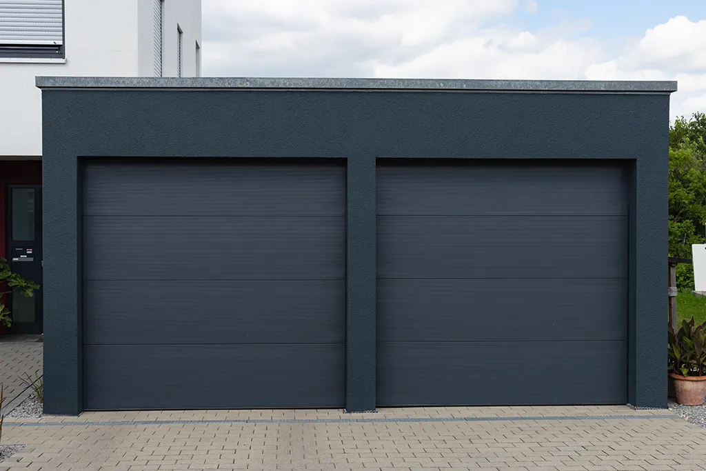 Garage indépendant en annexe de maison avec accès extérieur autonome
