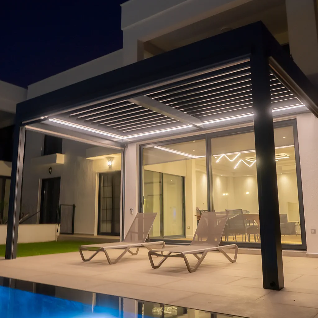 Pergola bioclimatique avec lames orientables pour contrôler l’ensoleillement – Rénovation d'Occitanie